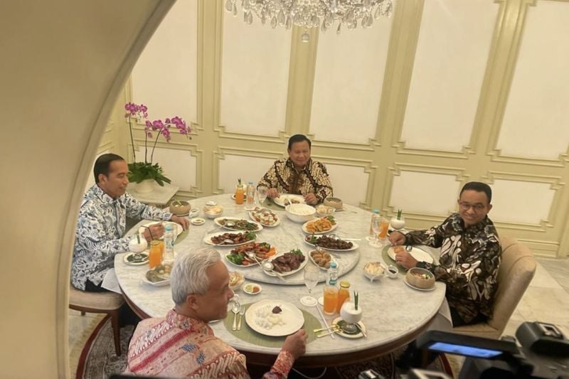 Presiden Jokowi Memperlihatkan Senyum Ceria, Mengajak Anies, Ganjar, dan Prabowo Untuk Mencicipi Tahu Bacem