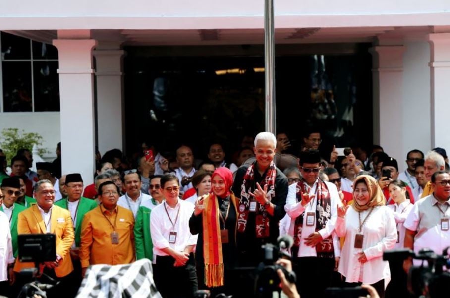 Ribuan Warga Lamongan Tetap Bersemangat Beri Doa Kepada Ganjar Mahfud Meski Diguyur Hujan Deras