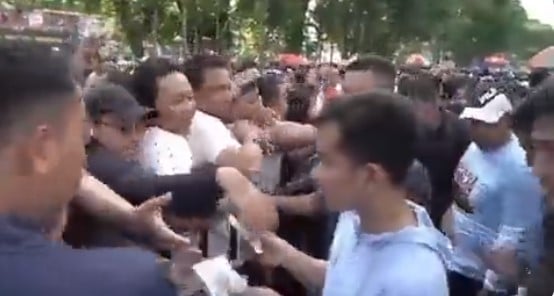 Video Viral Gibran yang Diduga Bagi-bagi Amplop di Makassar Dinyatakan Hoax oleh Bawaslu, Hanya Gantungan Kunci