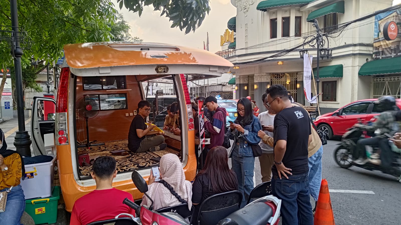 Mobil Kedai Kopi Ide Rakyat Mendatangi Bandung, Ribuan Anak Muda Sampaikan Permintaan