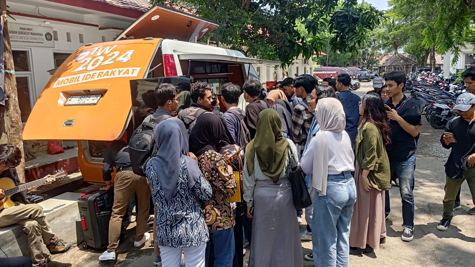 Mahasiswa Uniska Menyampaikan Keluhan tentang Kondisi Bangsa dalam Acara Mobil Ide Rakyat