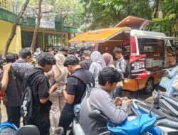 Mahasiswa UIN Ciputat Mengemukakan Pendapatnya Mengenai Permasalahan Politik Nasional Melalui Mobil Ide Rakyat