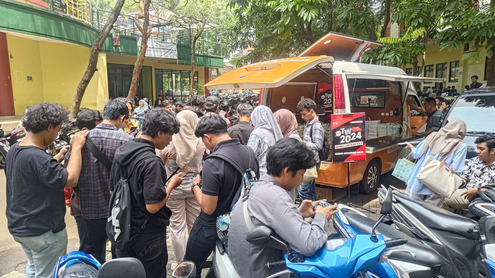 Mahasiswa UIN Ciputat Mengemukakan Pendapatnya Mengenai Permasalahan Politik Nasional Melalui Mobil Ide Rakyat