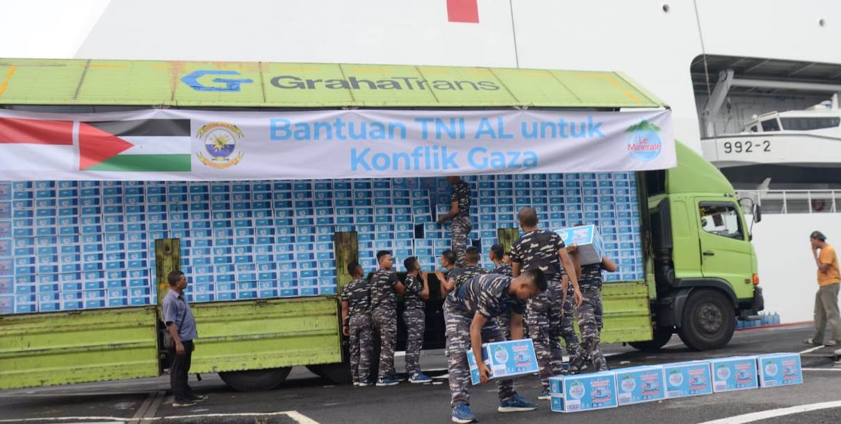 TNI AL mengirimkan Bantuan Kemanusiaan Berupa Makanan dan Minuman Produk Lokal Indonesia ke Warga Palestina di Jalur Gaza