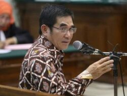 Mantan Ketua MK Mendorong DPR untuk Bertindak terhadap Diduga Intervensi Kasus Setya Novanto oleh Jokowi