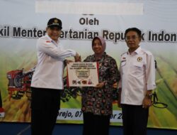 Menteri Pertanian Menyerahkan Bantuan Alat Mesin Pertanian untuk Meningkatkan Produksi Pangan di Purworejo