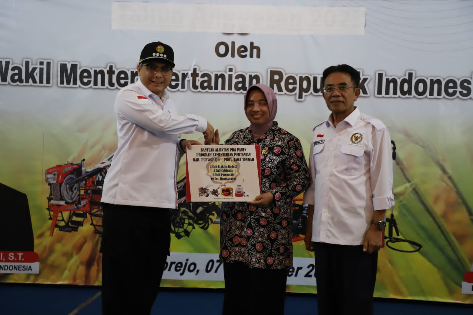 Menteri Pertanian Menyerahkan Bantuan Alat Mesin Pertanian untuk Meningkatkan Produksi Pangan di Purworejo