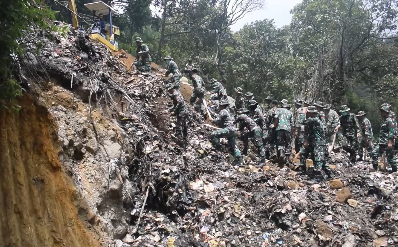 Jenderal TNI Maruli Simanjuntak Meningkatkan Upaya Perang Melawan Sampah, Ribuan Prajurit Siap Memerangi Gunung Lawu