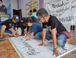 Relawan Mileanies di Makassar Mendorong Penggunaan Spanduk dari Kain Karung Beras oleh Masyarakat