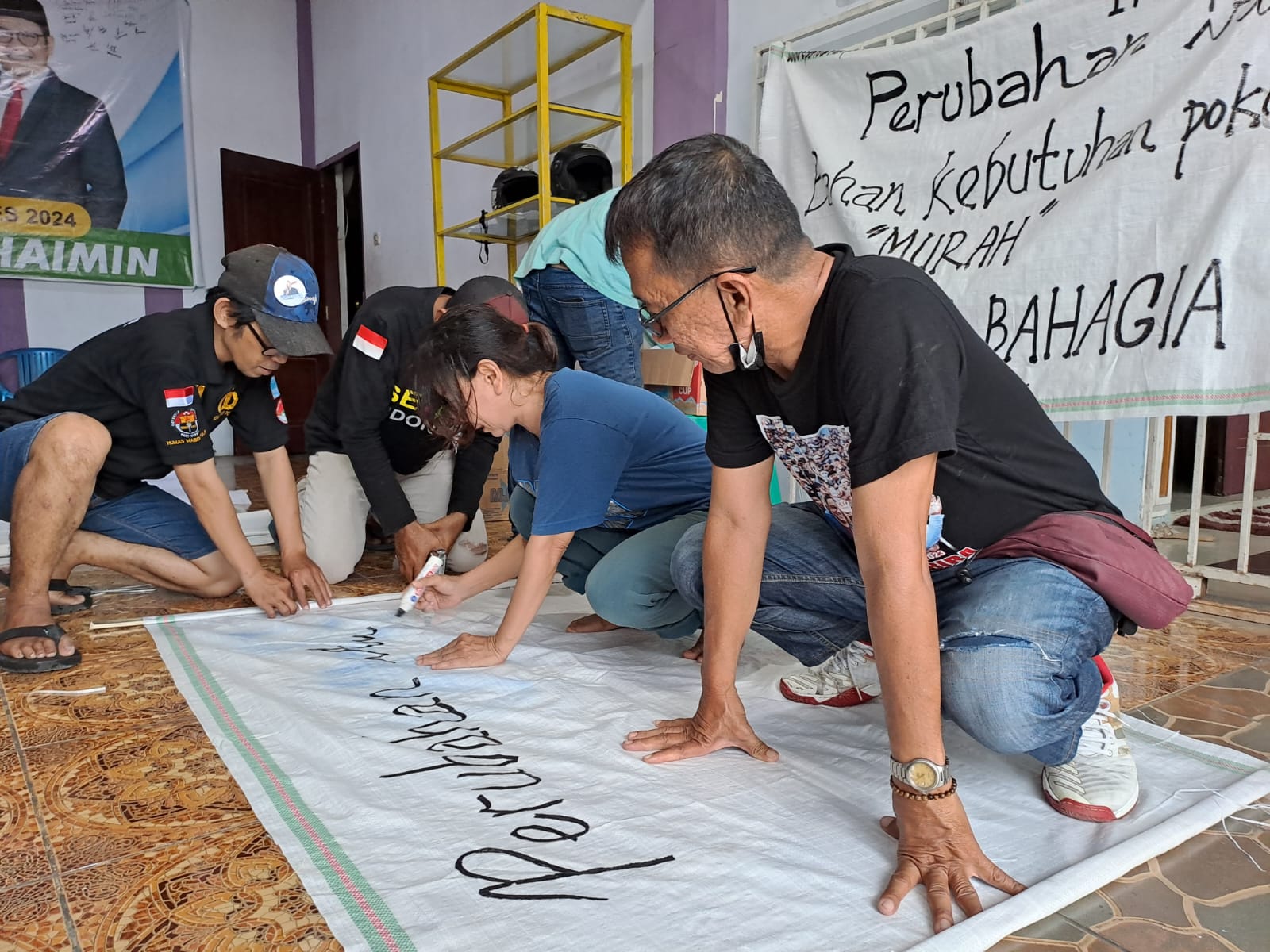 Relawan Mileanies di Makassar Mendorong Penggunaan Spanduk dari Kain Karung Beras oleh Masyarakat