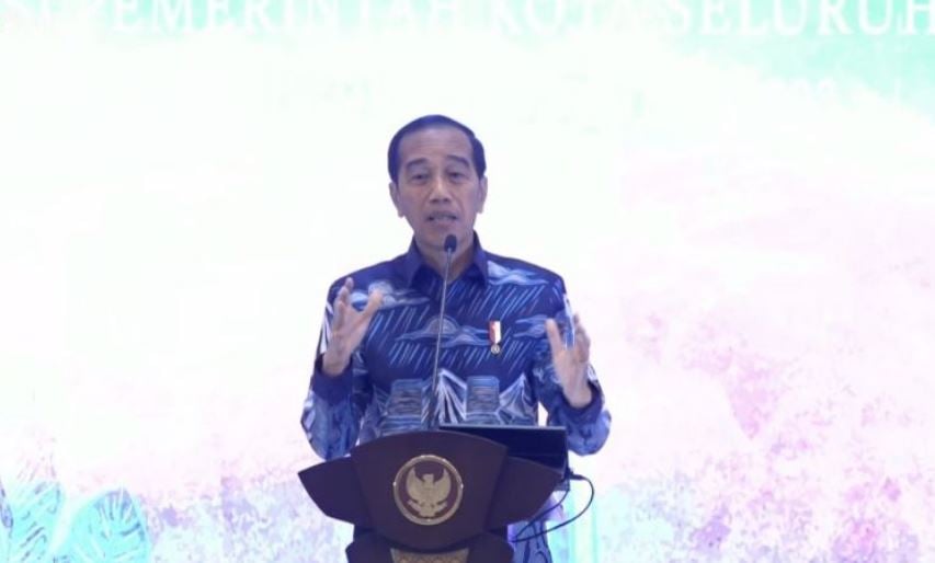 Jokowi memberikan respons terhadap pernyataan salah satu calon presiden yang menyebut adanya penurunan indeks demokrasi di Indonesia