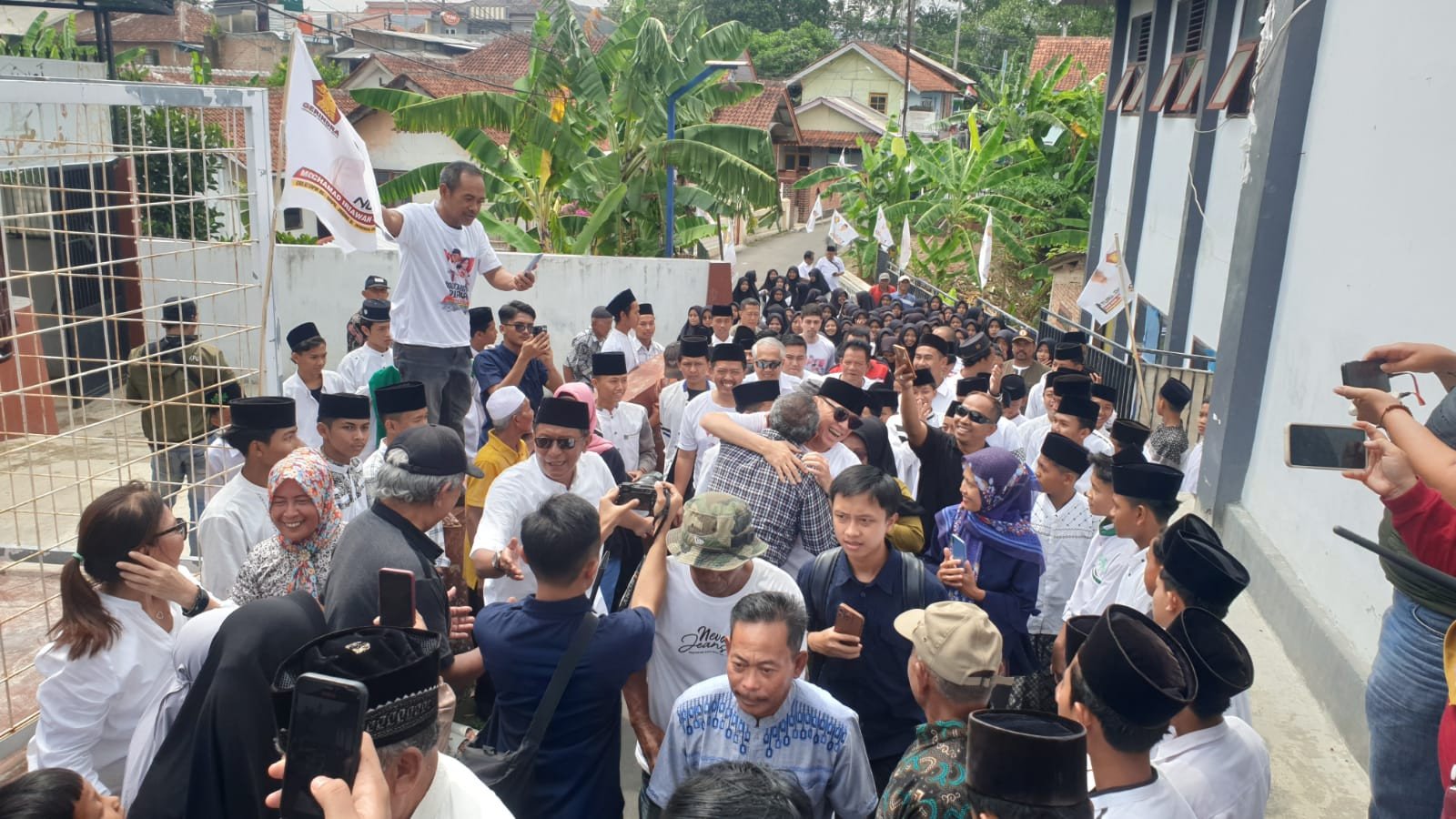 Ratusan Warga Memberi Sambutan Hangat kepada Iwan Bule Saat Kembali ke Kampung Halaman