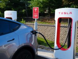 Tesla Memperbarui Pintu untuk Penggunaan yang Lebih Mudah dalam Keadaan Darurat