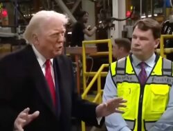 Dukungan untuk Karyawan Ford yang Mencibir Trump